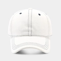 Vista frontal de gorra de algodón blanco con costuras en azul oscuro y visera curvada - Ajustable / Blanco