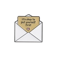Épingle en émail créative en forme d'enveloppe avec carte de motivation sur l'amour de soi - Enveloppe Jaune-Citation It's Okay To Put Yourself First (QHXZ3602)