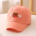 Detail eines bestickten Teddybären mit I heart U Text auf einer rosa Baumwollkappe - Orange (I Love U Bear)