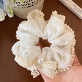 Witte kanten haarelastiekje met een elegante parelhanger voor een stijlvol kapsel - Stijl 1 Strik