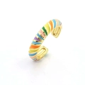 Dettaglio dell'anello a spirale dorato con smalto arcobaleno e design aperto regolabile - Aperto Regolabile / Arcobaleno