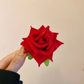 Detailansicht einer realistischen roten Stoffrose als Haarklammer mit Blättern - Rote Rose Entenschnabel-Clip