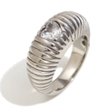 Anillo estriado de acero inoxidable plateado con circón de corazón desde un ángulo de 45 grados - US 6 / Color Acero