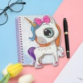 Nahaufnahme eines Einhorn-Spiralnotizbuchs mit silbernem Glitzercover und Blumen - Einhorn