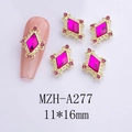Detailansicht eines luxuriösen 11x16mm pinken Nagelkunst-Anhängers mit Goldrahmen - Gold Basis Rosaroter Stein Stil (A277)