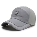 Donkergrijze ademende baseballpet met mesh zijkant en geborduurd sportlogo-detail - Grijs