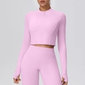 Detail des rosa Yoga-Tops mit Stehkragen, Reißverschluss und Daumenloch-Bündchen - Kirschblütenrosa