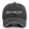 Détail de la broderie blanche BAD HAIR DAY sur une casquette en coton gris délavé - Taille unique / Vert Armée