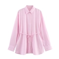 Détail d'une chemise en coton rose avec col à revers et lien de serrage à la taille - Rose