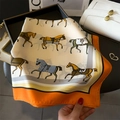Foulard in seta con stampa equestre, bordi arancioni e tessuto in seta beige - 70*70cm / Arancione