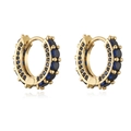 Dettaglio di orecchini a cerchio dorati con zirconi blu scuro e neri pavé - Placcato Oro Zirconia Blu