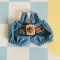 Blaue Denim-Puppen-Latzhose für 17cm Plüschpuppe mit Bären-Abzeichen und Etikett - Passend für 17cm Puppe / Keks-Bär Denim-Latzhose