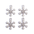 Dettaglio macro di quattro ciondoli a fiocco di neve argento con strass scintillanti - Fiocco di Neve Argento Traforato con Strass (Confezione da 4)