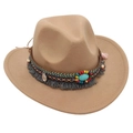 Détail du chapeau en feutre camel avec ruban ethnique, perles et pompon bohème - Taille Enfant (52-54cm) / Chameau
