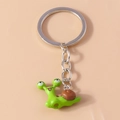 Vue détaillée d'un porte-clés escargot de dessin animé vert avec un anneau en métal argenté - Vert