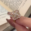 Anillo de trébol dorado con piedras rosas y perlas en un primer plano detallado pro - Pin de Plata-Oro Juego de 3 Piezas