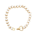 Dettaglio macro del bracciale a cuore dorato con zirconi e chiusura a forma di cuore - Bianco