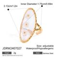 Dettaglio dimensioni dell'anello in acciaio dorato con fiori bianchi in resina - Stile Ovale Con Fiore Bianco (JDRW2407027) / Regolabile
