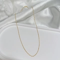 Détail d'une chaîne à vagues d'eau en argent sterling S925 plaqué or 14K sur fond de soie blanche - Chaîne Vague d'Eau Dorée (45CM)