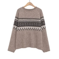 Maglione in maglia marrone con motivi geometrici Fair Isle su gruccia in legno - S / Cuoio