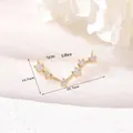 Nahaufnahme der 14k Gold Waage Sternbild Anhänger mit Zirkonia, 25.7mm x 13.7mm - Waage
