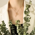 Collana vintage in oro rosa con croce e medaglione ovale su modella con blazer bianco - 40+5cm / Oro rosa