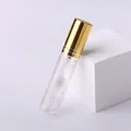 Dettaglio flacone spray da 10ml in vetro per profumo con motivo a foglie e tappo dorato - Stile Linea di Taglio / Oro