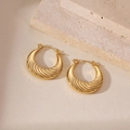 Dettaglio di orecchini a cerchio intrecciati placcati oro 18k su fondo in pietra - Stile Mezzi Cerchi con Trama a Spirale Intrecciata (5960750932851) / Oro