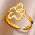 Primer plano de anillo de flor dorada con circonitas sobre seda color beige - Flor Hueca Dorada (G6095354)