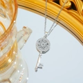 Collana di lusso a chiave in acciaio al titanio con ciondolo girasole e zirconi - Argento
