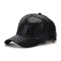 Détail de la casquette de baseball noire avec texture crocodile brillante et couronne rigide - Taille unique / Noir