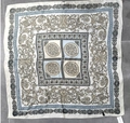 Carré de soie aux motifs baroques dorés et bordure de grecques, accessoire de mode élégant - Gris