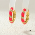 Dettaglio macro di un orecchino a cerchio in smalto rosa con placcatura in oro e zirconi - Stile Smalto Rosa (ER0688-A)