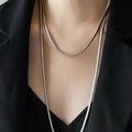 Collana minimalista a doppio strato in maglia serpente argento su sfondo blazer nero - Argento