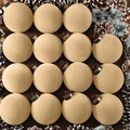 Set di 16 palline di Natale in velluto beige con ganci bronzo e nastri rossi - Confezione da 16 / Cachi