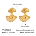 Detailansicht der vergoldeten Edelstahl-Fächerohrringe mit Maßen und Gewichtsinformationen - Gold Plissee Fächer Stil (YYE023410)