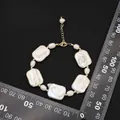 Barockperlenarmband mit Vergoldung und verstellbarem Verschluss, mit Maßstab dargestellt - Weißes Quadratisches Armband mit Abstand