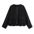 Detalle de chaqueta corta negra con cuello redondo y cierre de cremallera plateada central - S / Negro
