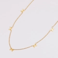 Detalle macro de un collar dorado con cinco elegantes dijes en forma de lazo de mariposa - Dorado