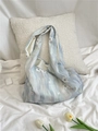 Hellblaue Canvas-Tragetasche im China-Stil mit weißer Blumenstickerei und weicher Textur - Blau