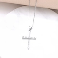 Collana con ciondolo a croce argento e zirconi su marmo bianco lucido - Argento