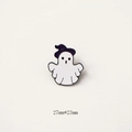 Spilla fantasma di Halloween in smalto con cappello viola, 27mm x 23mm, bianco e viola - Fantasma con Cappello Viola