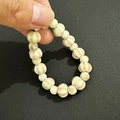 Detail von geschnitzten kürbisförmigen Keramikperlen auf einem ethnischen Armband - 09 Milchweiß Kürbis