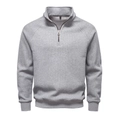 Detail eines grauen Herren-Sweatshirts mit Viertelreißverschluss, Rippstrick und Stehkragen - S / Hellgrau