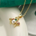 Detalle del collar de abeja bañado en oro con perla blanca y circonitas de colores vivos - Estilo Abeja (23217)