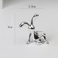 Versilberte Hasen-Skulptur mit 6 cm Höhe für moderne Wohndeko und Tischverzierung - Seitlich Sitzende Haltung / Silber