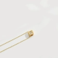 Collier doré élégant avec pendentif carré orné de la lettre N en strass brillant - Lettre N (XL3420)
