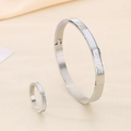 Detailansicht von Set aus silbernem Edelstahl-Armreif und Ring mit weißer Muscheleinlage - US 6 / Silber