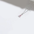 Collier minimaliste en argent avec un délicat pendentif en pierre rose en forme de goutte - Rose (Argent) (XL3412)