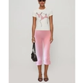Detailed view of women's white t-shirt with print and pink cropped pants with split hem - S / Pink